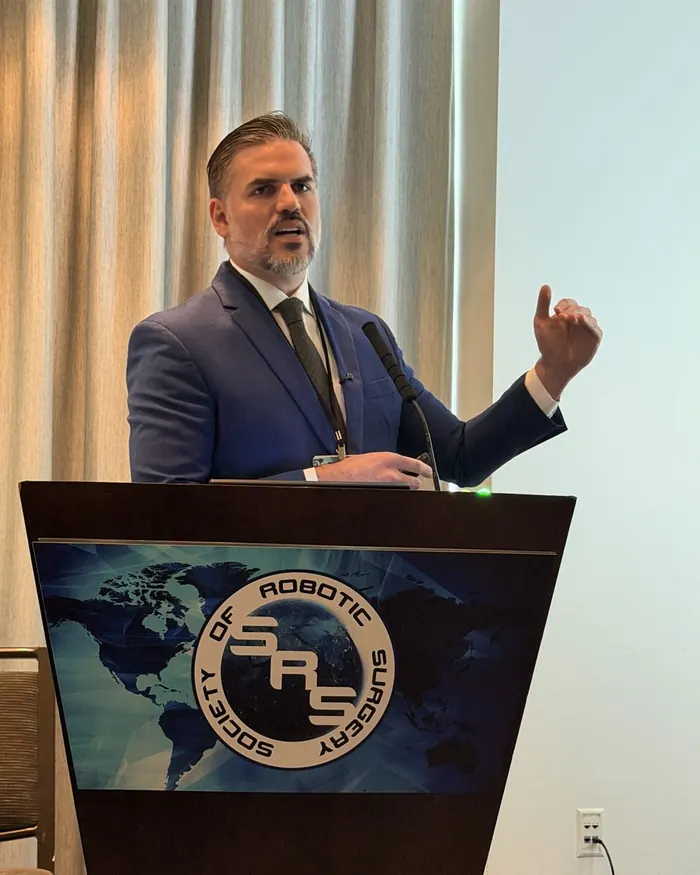 Dr. Guilhermino dando aula no Congresso Mundial de Cirurgia Robótica, SRS 2026