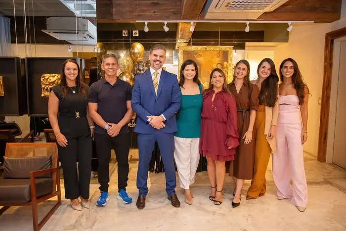 Dr. Guilhermino Nogueira e a equipe do Instituto Nogueira na recepção