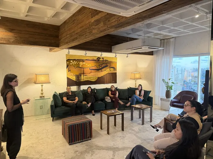 Reunião da equipe no salão do Instituto Nogueira