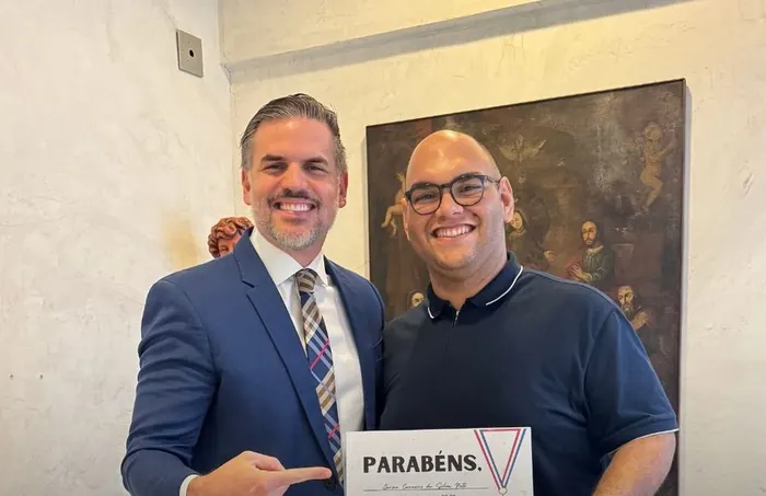 Paciente recebe certificado ao lado do Dr. Guilhermino
