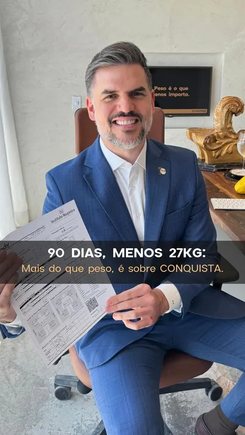 Dr. Guilhermino com o certificado de um paciente