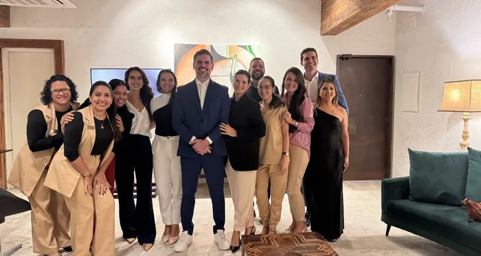 Dr. Guilhermino Nogueira com a equipe do Instituto Nogueira na sala de espera